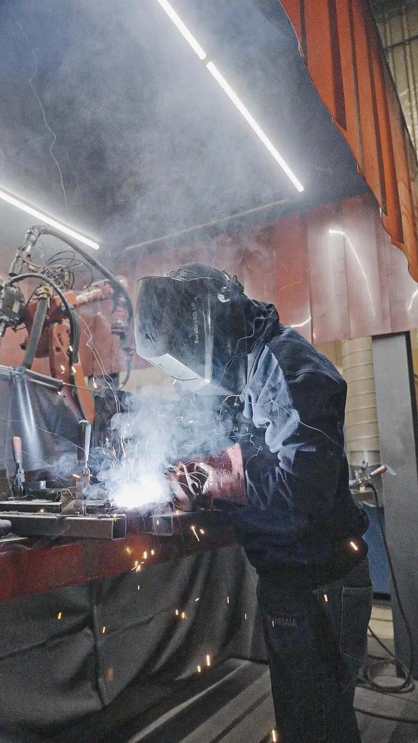 Lasser aan het werk op de productievloer bij Santbergen Rolcontainers